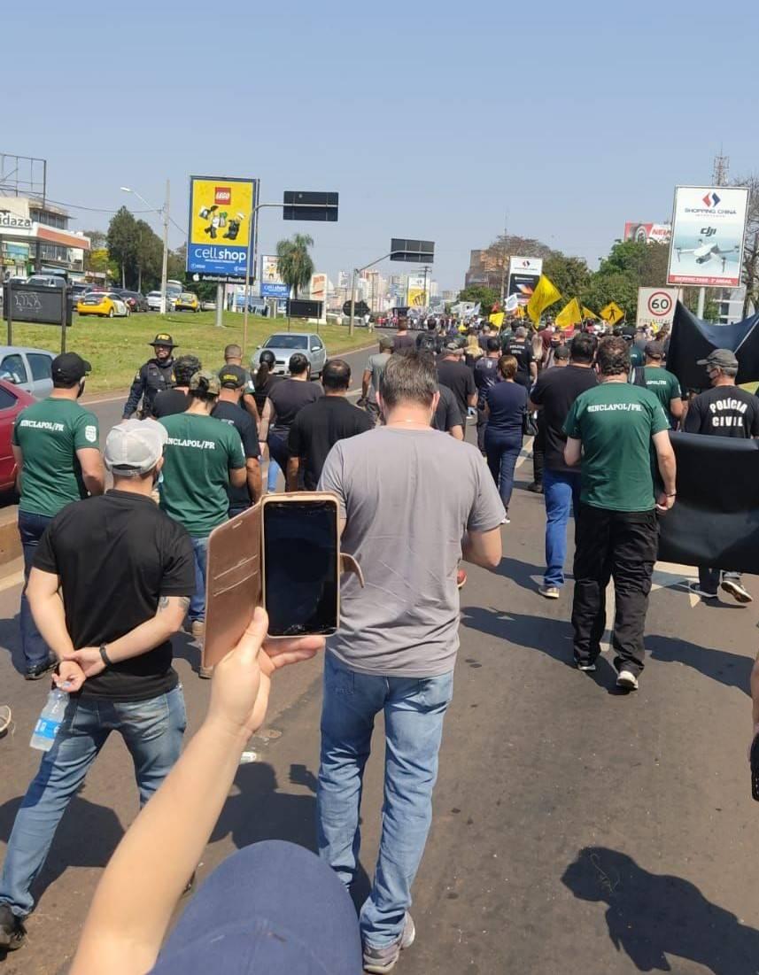 Servidores Públicos protestam e paralisam o trânsito no acesso à Ponte da Amizade