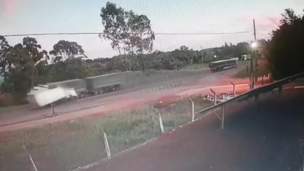 Câmera flagra acidente com morte na PR-483; colisão envolveu dois veículos de carga