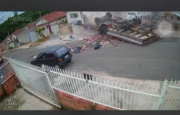 Caminhão desgovernado atinge duas casas em Castro e três crianças ficam feridas