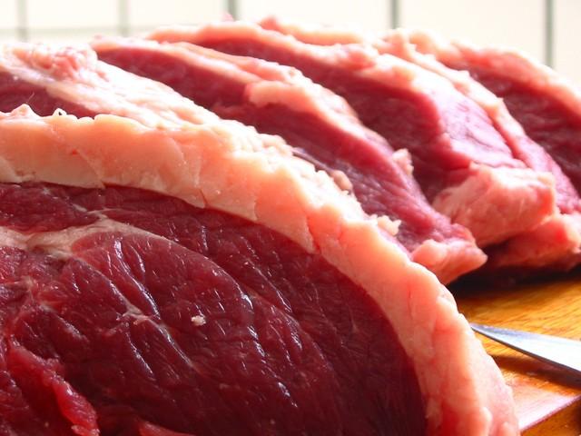 Carne estragada é servida em escola de Londrina e vereadores abrem pedido urgente de fiscalização