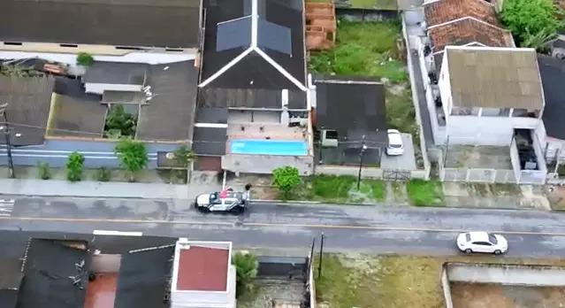 Casas de alto padrão, carros e bebidas: polícia prende 17 traficantes no Litoral que levavam vida de luxo