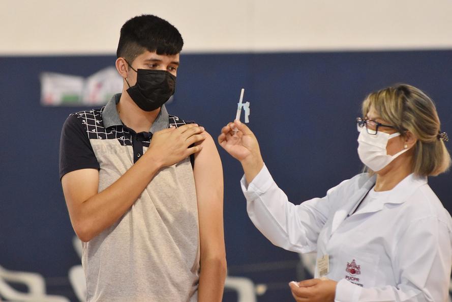 Cerca 87% dos municípios do Paraná já iniciaram a vacinação de adolescentes sem comorbidades