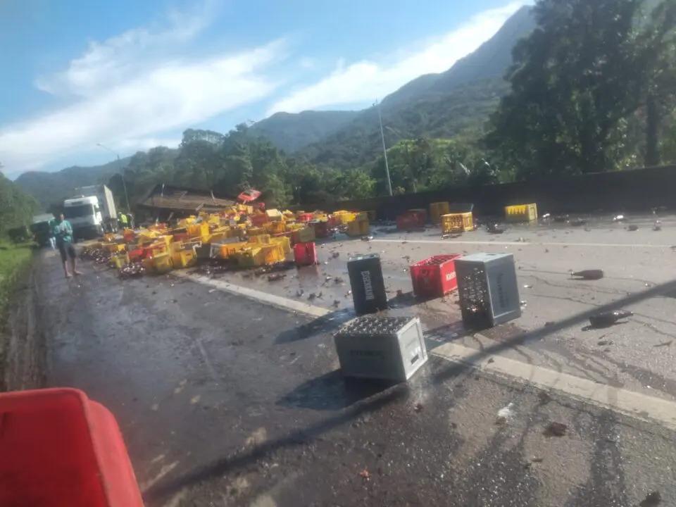 Colisão entre carreta e caminhão carregado de cerveja, provoca interdição total de pista na BR-376