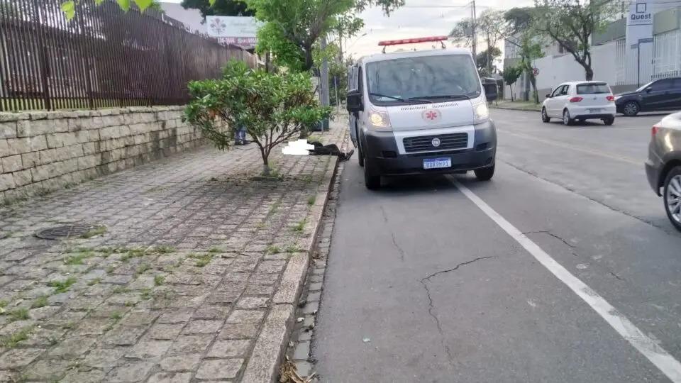Crime misterioso em Curitiba: Homem é esfaqueado, tem as pernas quebradas e fica caído na calçada