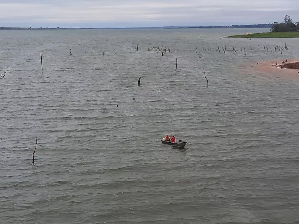 Duas pessoas desaparecem após barco naufragar em represa de Alvorada do Sul
