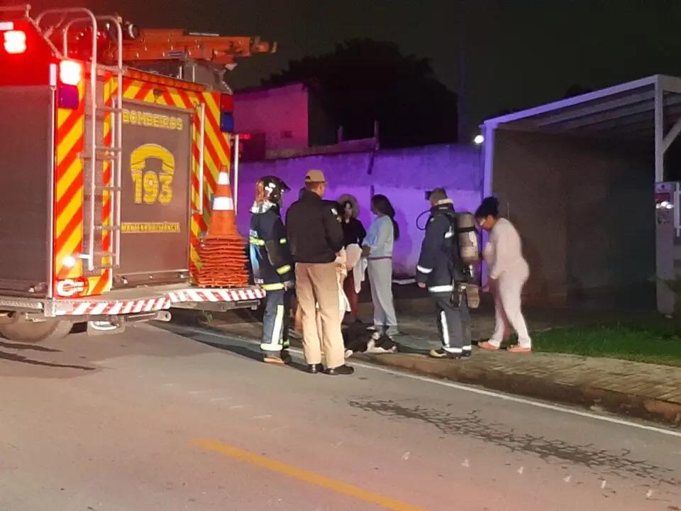 Incêndio em aquecedor de gás ligado diretamente em botijão deixa pai e filho feridos em Araucária