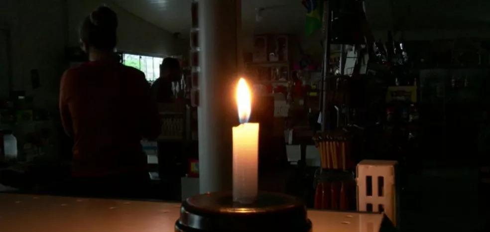 Moradores ficam mais de 30 horas sem energia e registram prejuízos após fortes chuvas na região oeste do estado