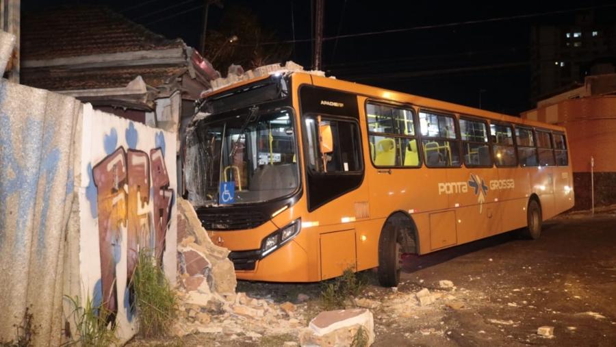 Motorista de ônibus sofre um mal súbito e colide o veículo com parede de casa, em Ponta Grossa