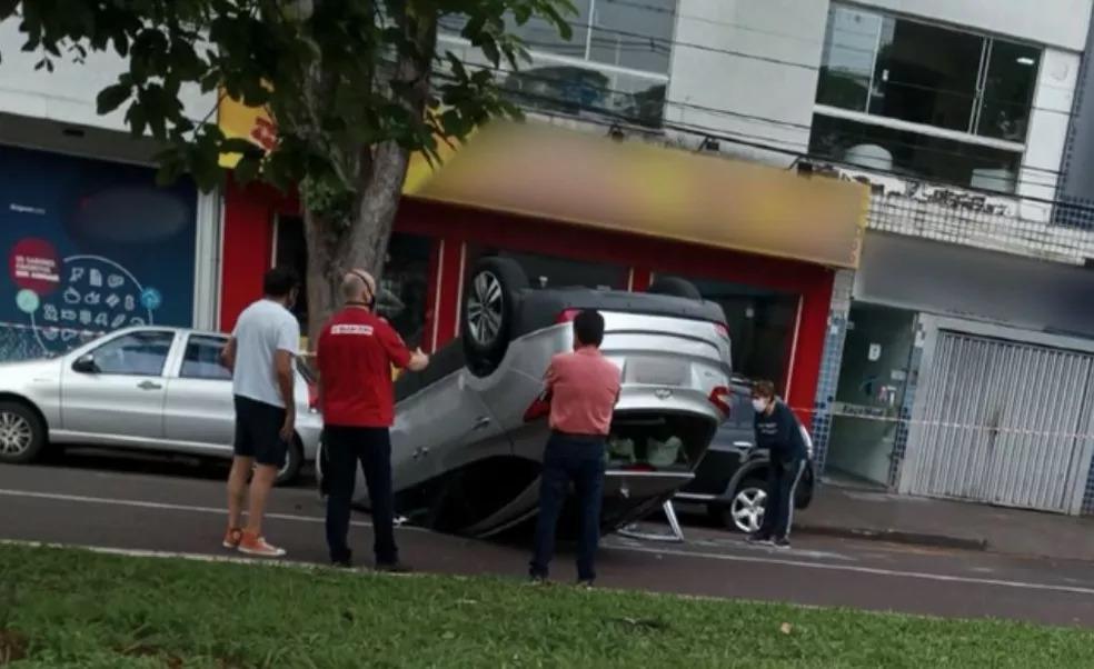 Motorista fica ferido após perder controle da direção e capotar carro, em Maringá
