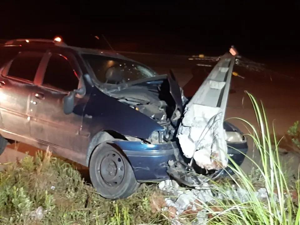 Na volta de hospital, pai e filho ficam feridos após carro bater contra poste, em Fazenda Rio Grande