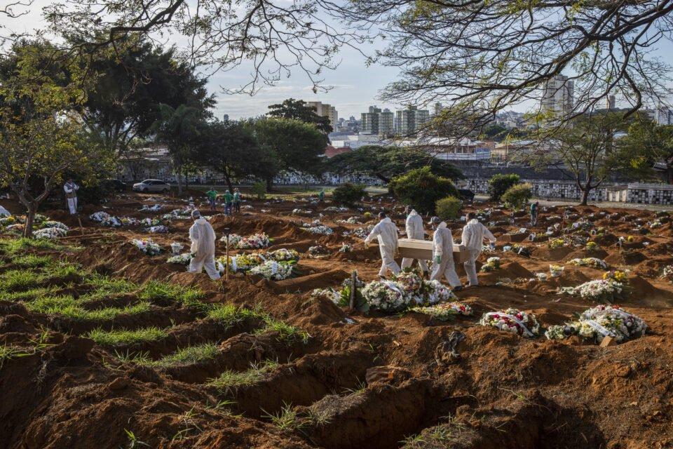 No Brasil média móvel de mortes por Covid19 atinge menor número desde abril de 2020