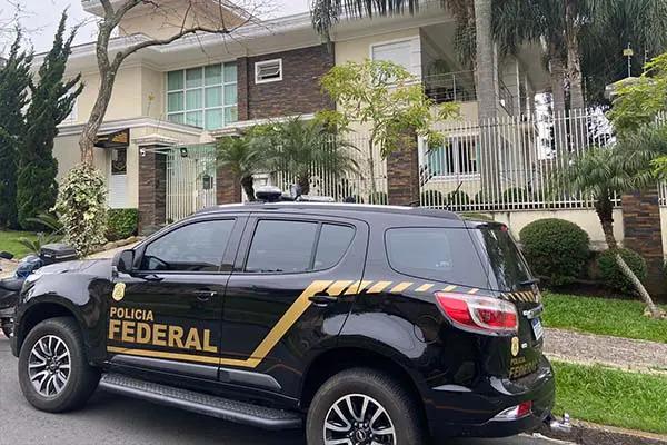 Polícia Federal investiga esquema de lavagem de dinheiro do tráfico internacional de drogas, em Curitiba