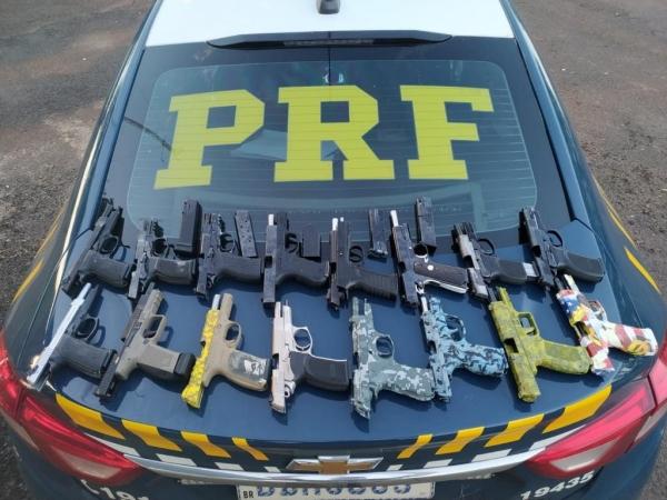 PRF apreende arsenal de 16 pistolas e 20 carregadores ocultos em tanque de combustível, em Céu Azul