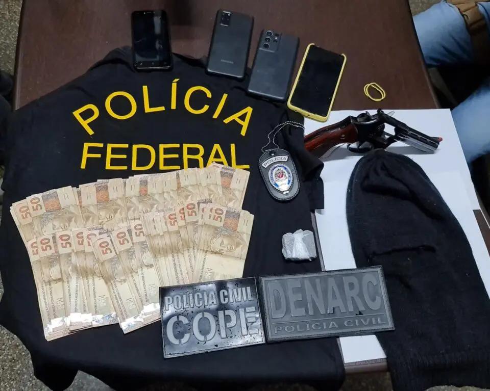 Suspeito de envolvimento em roubo a bancos é preso com distintivo falso e camiseta da PF, em Maringá