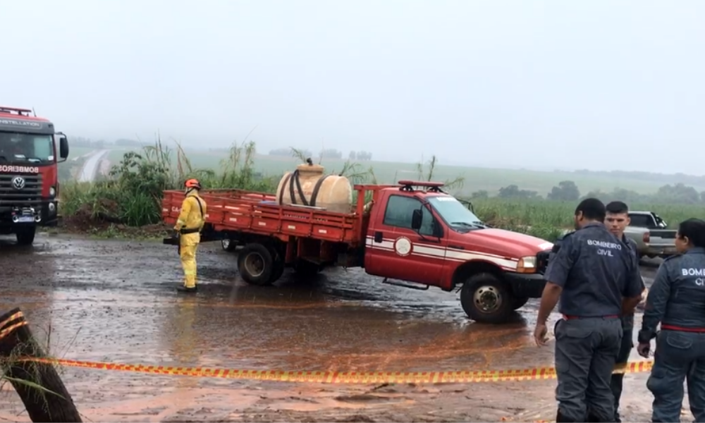 Teto de gruta desaba e deixa bombeiros soterrados no interior de SP