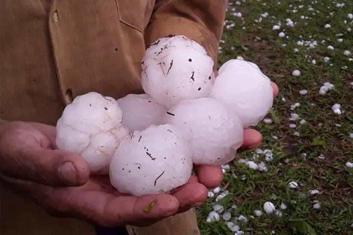 Ventos fortes, chuvas e granizo do tamanho de laranja causam forte destruição na região oeste do estado