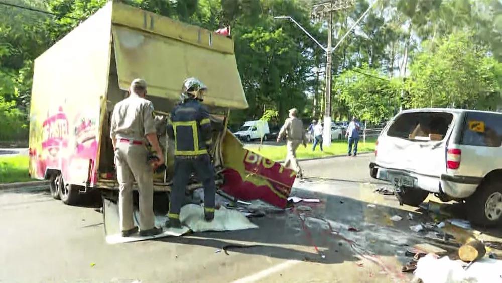 Ao chegar para trabalhar, comerciante é prensado entre carro e o próprio trailer de pastéis, em Londrina