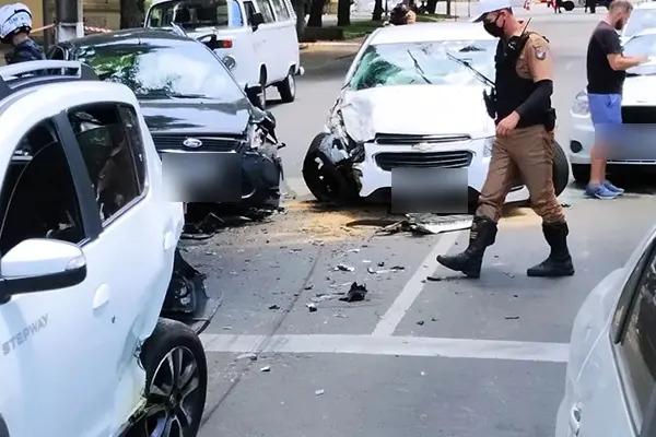 Assaltante rouba carro, foge e provoca ‘strike’ com oito carros, em Curitiba
