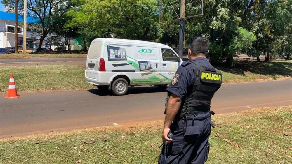 Assaltantes em uma van levam malote com 50 mil dólares em Ciudad del Este