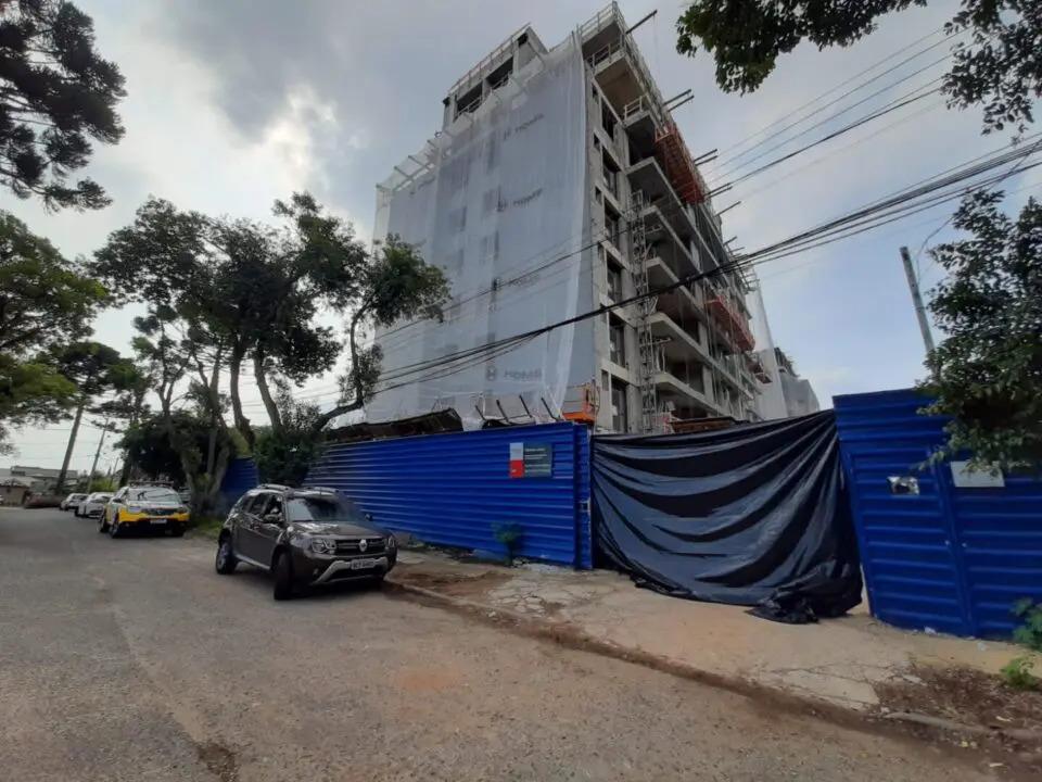 Elevador despenca de prédio em construção e trabalhador morre no bairro Água Verde, em Curitiba