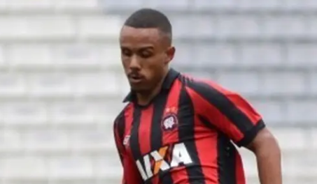 Ex-jogador do Athletico e Coritiba morre de infarto no Japão, aos 23 anos