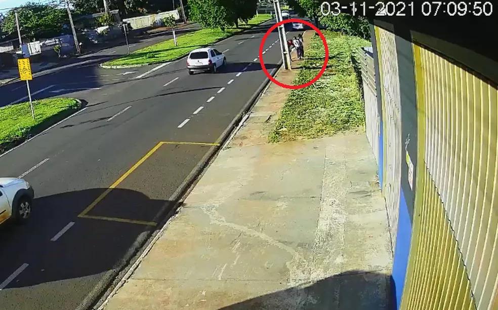 Homem se esconde atrás de poste para importunar adolescentes, em Maringá