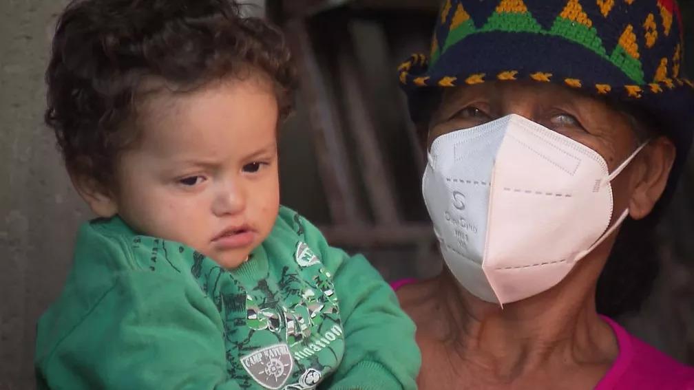 Idosa entra em casa tomada por incêndio e salva bisneto que dormia no local, em Pinhais