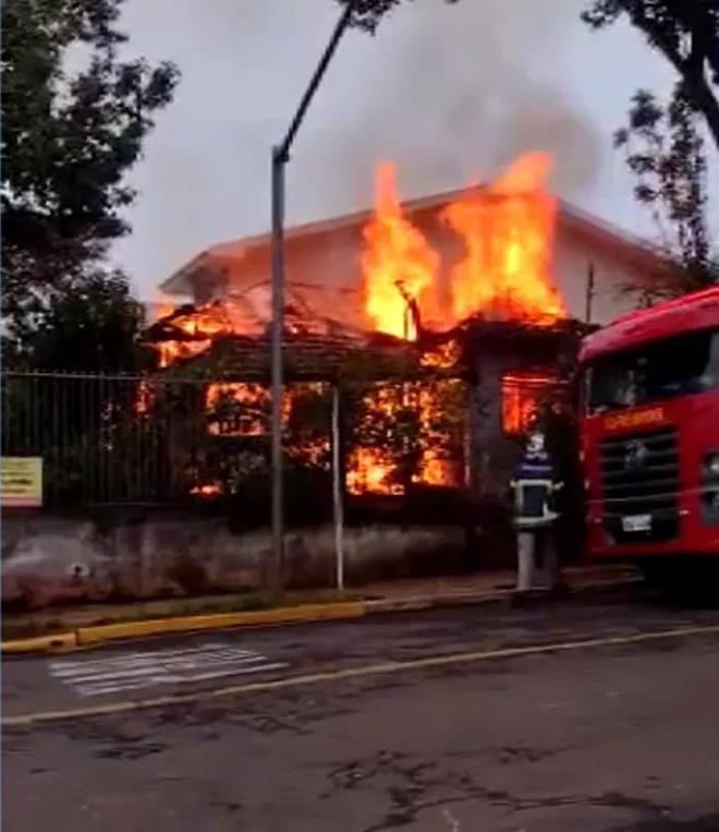 Idoso acamado morre carbonizado em incêndio na casa onde morava, em Apucarana