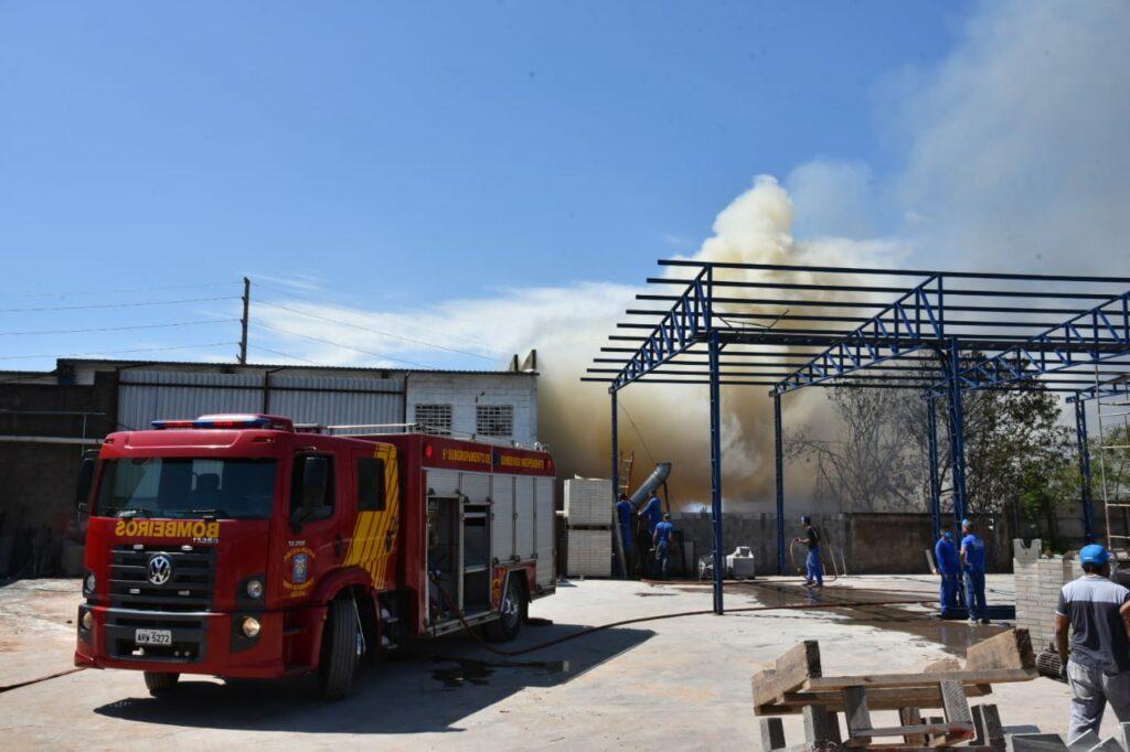 Incêndio de grandes proporções atinge empresa de estofados, em Umuarama
