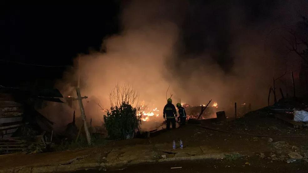 Incêndio destrói mais de dez casas, em Cascavel