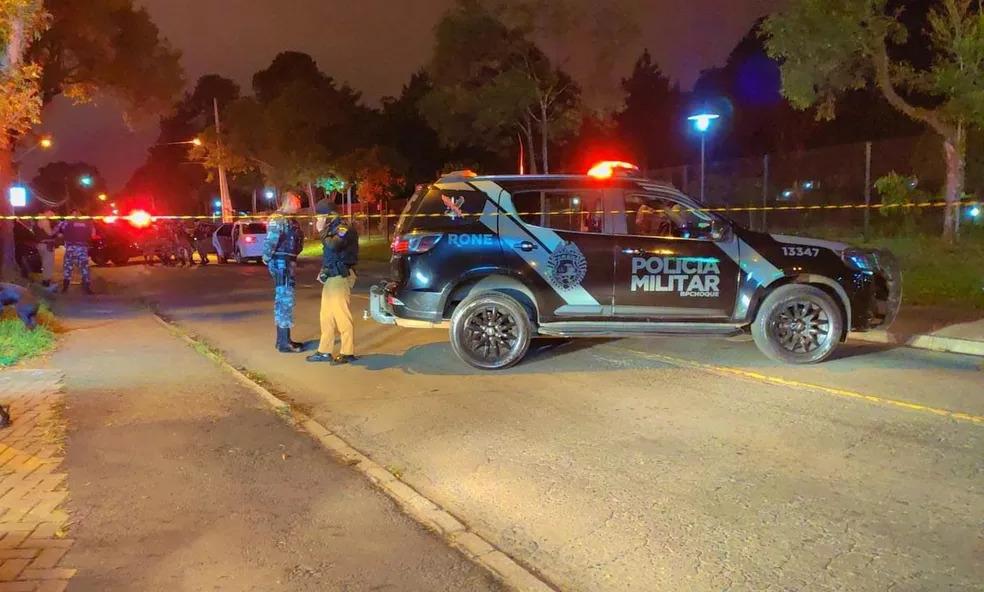 Jovens fogem com veículo roubado e são mortos por policiais durante confronto na região de Curitiba