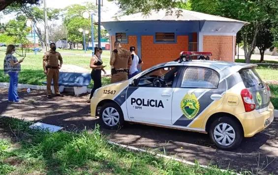 Morador de rua é espancado até a morte dentro de banheiro público, em Mamborê