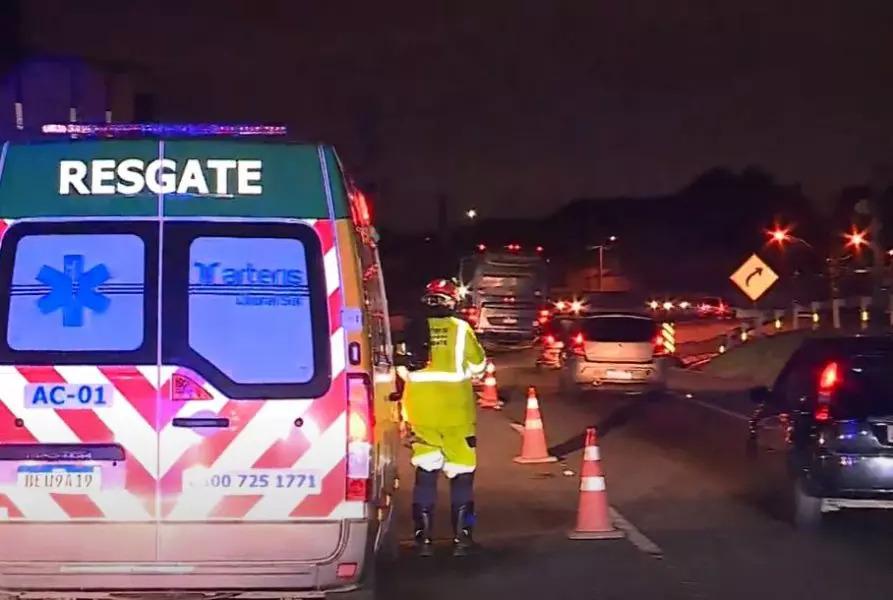 Pedestre morre após ser atropelado por pelo menos três veículos na BR-376, em São José dos Pinhais