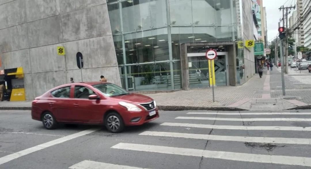 Bandidos arrombam cofre de agência do Banco do Brasil no Centro de Curitiba