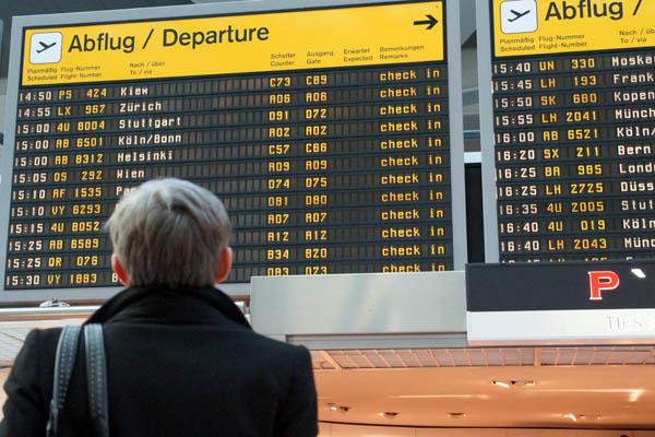 Cerca de 7.000 voos já foram cancelados no fim de semana; Variante ômicron se propaga pelo mundo