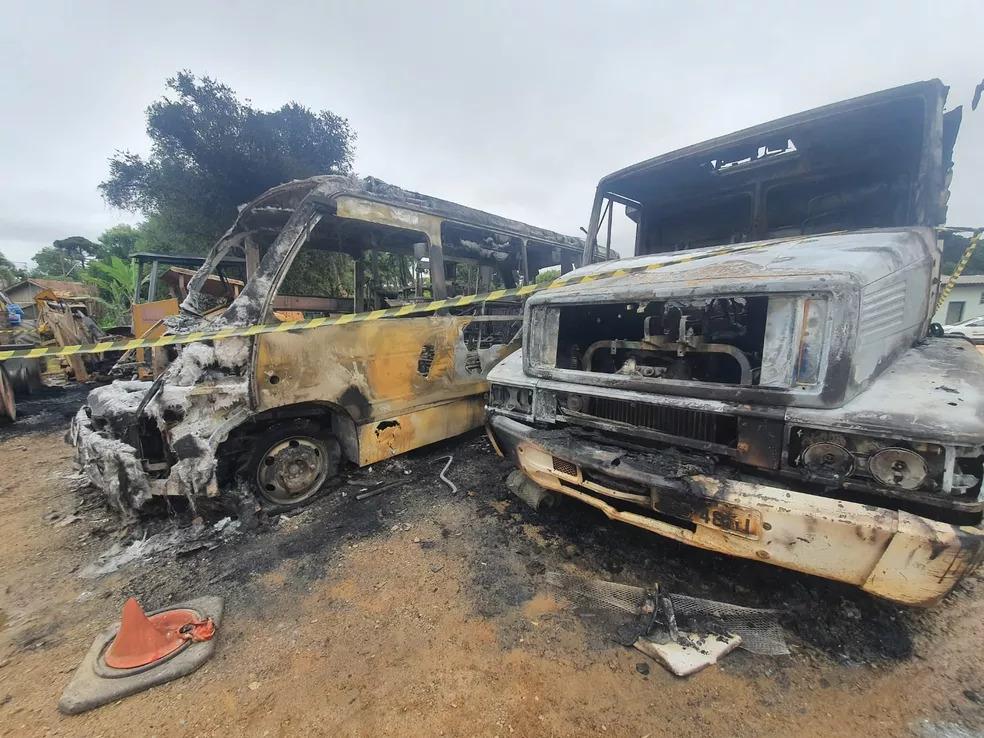 Homens rendem vigias e incendeiam veículos da Prefeitura de Campo Magro