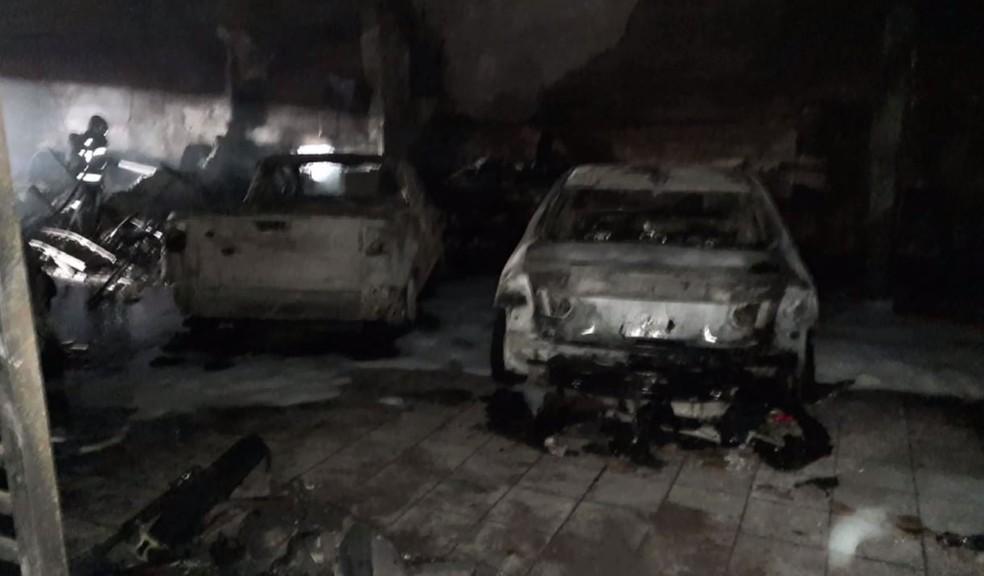 IMPRESSIONANTE! Fachada de prédio desaba durante combate a incêndio, em Maringá