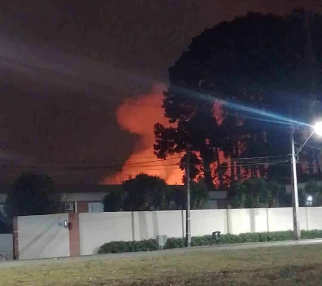 Incêndio de grandes proporções atinge galpões de eletrodomésticos, em Pinhais