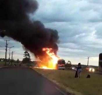 Ônibus da viação real pega fogo na rodovia BR-376 entre Maringá e Manduaguaçu