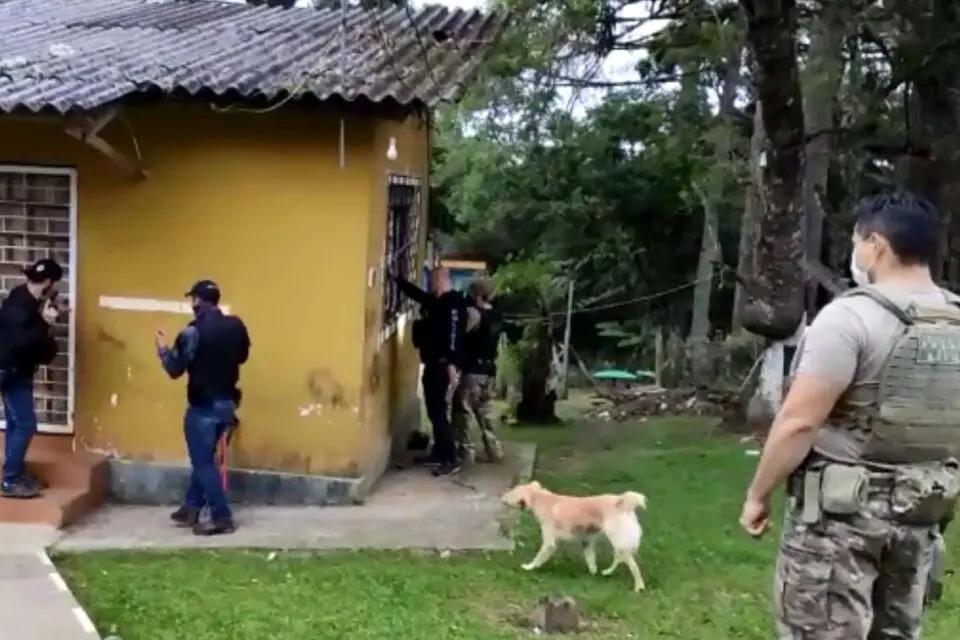 Operação policial prende doze pessoas da 'família do tráfico' no PR; Mulher de 61 anos era a chefe