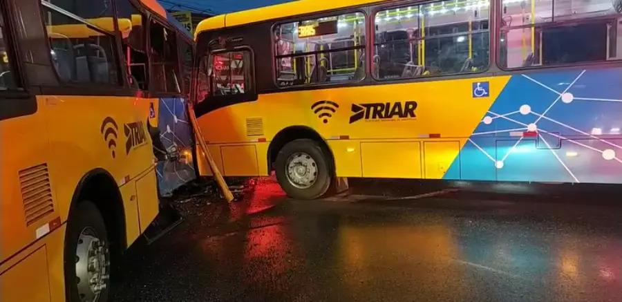 Acidente com dois ônibus deixam 15 pessoas feridas, em Araucária