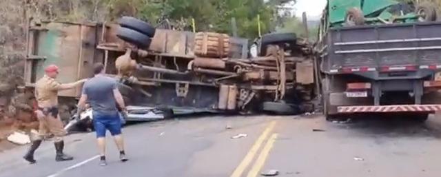 Caminhão desgovernado esmaga veículo na PR-281, no sudoeste do estado