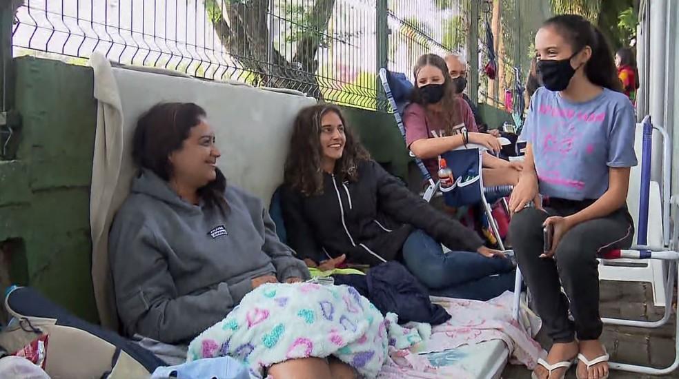 E Curitiba Fãs de Harry Styles passam a noite acampados em fila para comprar ingressos do show