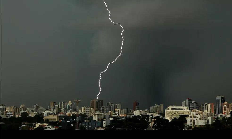 Homem é atingido por raio dentro de casa e morre, na cidade de Castro