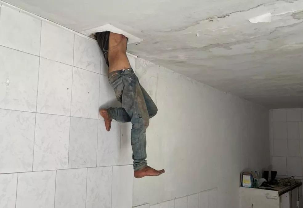 Homem tenta invadir comércio pelo telhado em Curitiba e acaba 'entalado' na laje