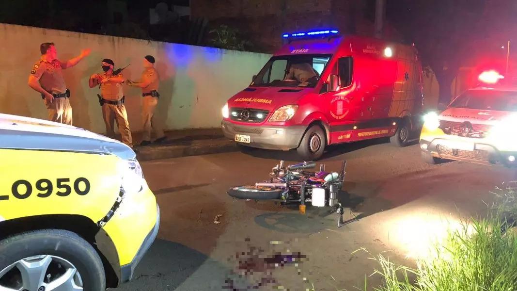 Jovem sem CNH bate com a moto em viatura da PM enquanto empinava o veículo, em Londrina