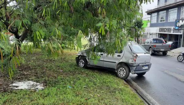 Perseguição policial após assalto em Curitiba termina em acidente, presos e feridos