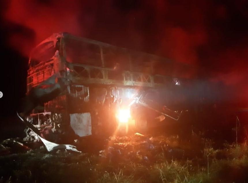 PRF atende acidente com ônibus em incêndio na BR376