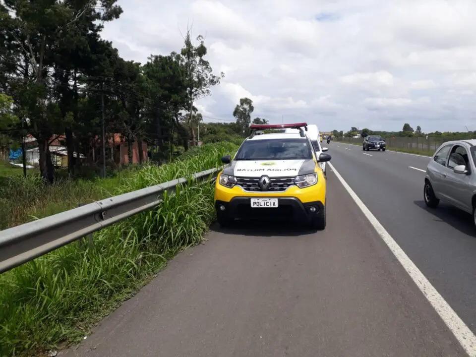 Trabalhador é feito de refém durante assalto e bandidos roubam carga de R$ 20 mil, em Curitiba