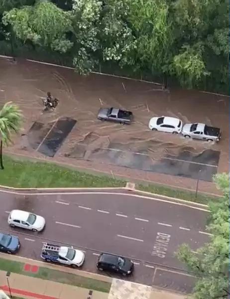Chuva forte em Maringá destrói parte de pista de caminhada do Parque do Ingá